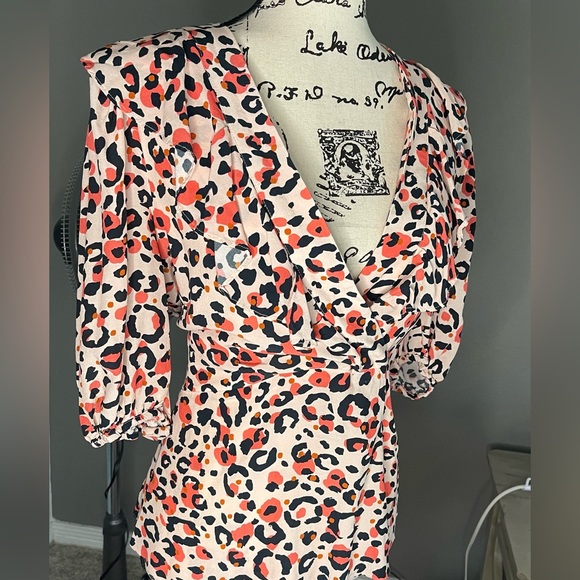 Ted Baker - Beautiful and Feminine Animal Print Blouse with V-neck - Picture 4 of 14